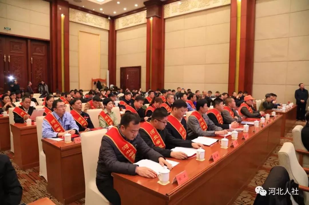 为中国农民工点赞向他们致敬,省政府表扬农民工