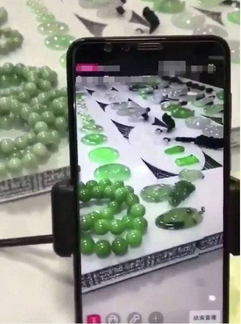 直播间买玉手镯要谨慎,直播里的翡翠原石可以买吗