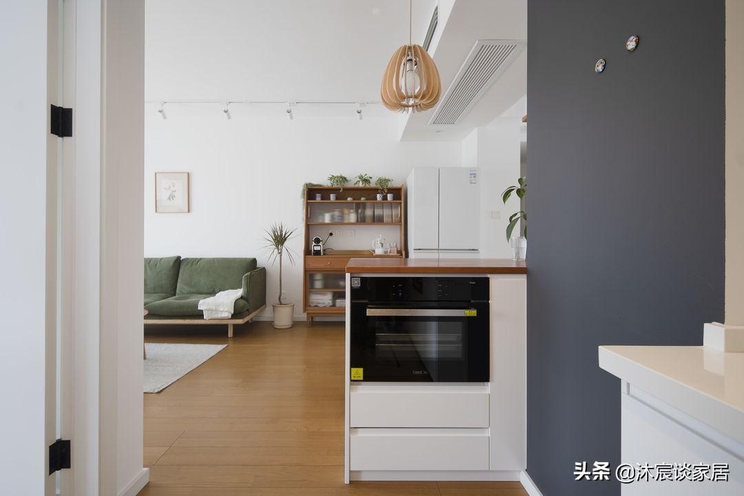 她把家布置得复古又温馨，室内被绿植环绕，这样的家，住着真舒服