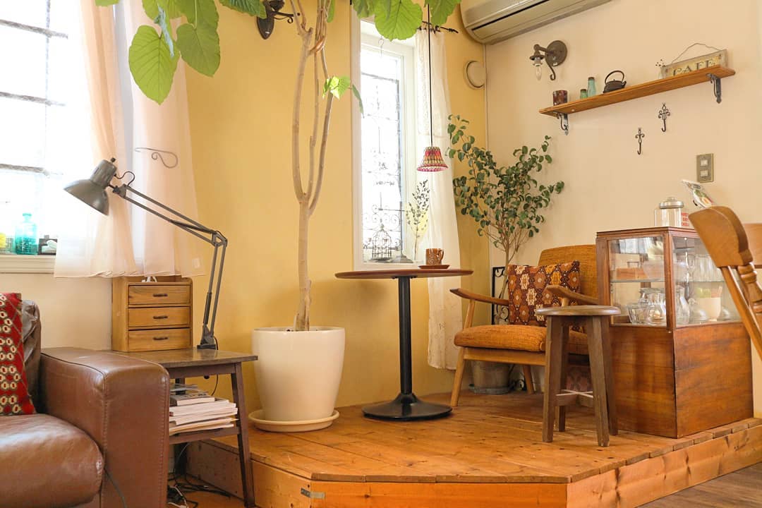 顶层带20平米左右的阁楼房子,有阁楼的挑高房子