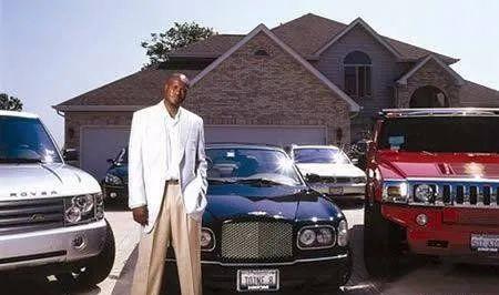 当NBA一帮巨人遇到豪车：阿杜像乡下表哥刚进城，自嘲买不起跑车