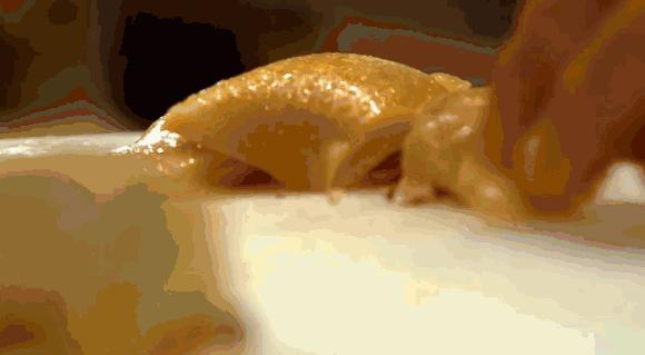 倒茶时对方敲三下桌子是什么意思,涨知识别人给你倒茶为何要敲三下