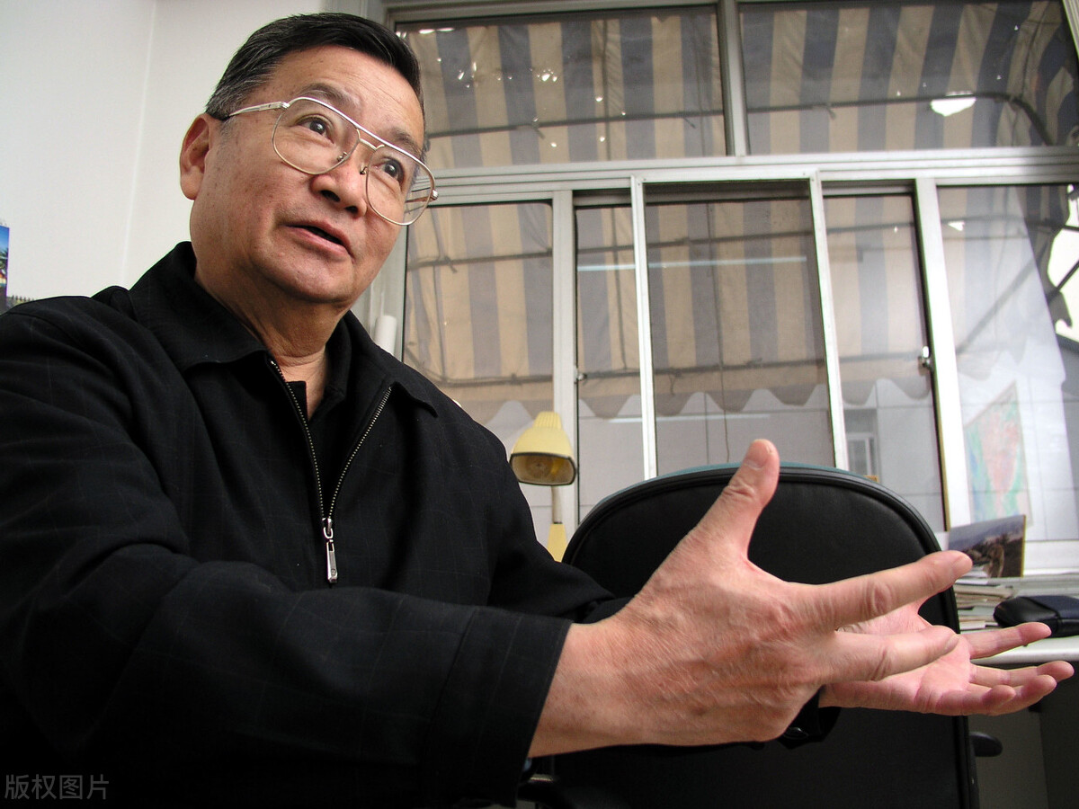 带阁楼和露台的顶楼,带阁楼的顶楼和带院子的一楼