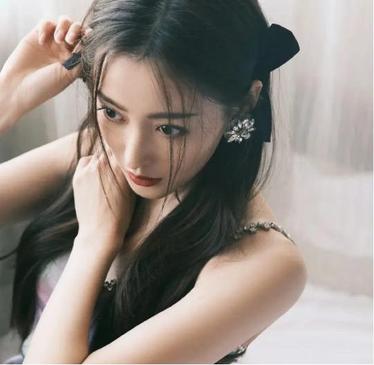 双蝴蝶结造型女星大pk:戚薇魅惑张雨绮显头大,赵露思发量取胜