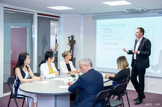 5年，50万铁杆用户，单月开店百家，她不仅脚踩风口，更引领风向