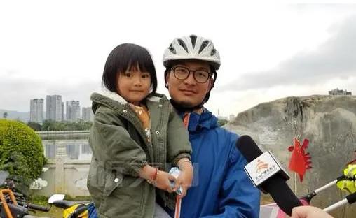 神兜兜的超级奶爸接受采访,路上遇到了兜兜的超级奶爸