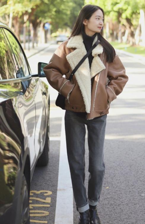 2022年流行皮毛一体外套,2020年皮毛一体格子外套搭配