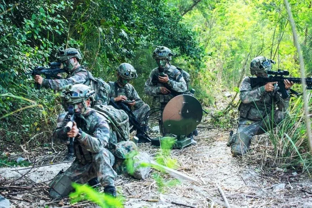 解放军先进武器帅照,解放军新步枪射击视频