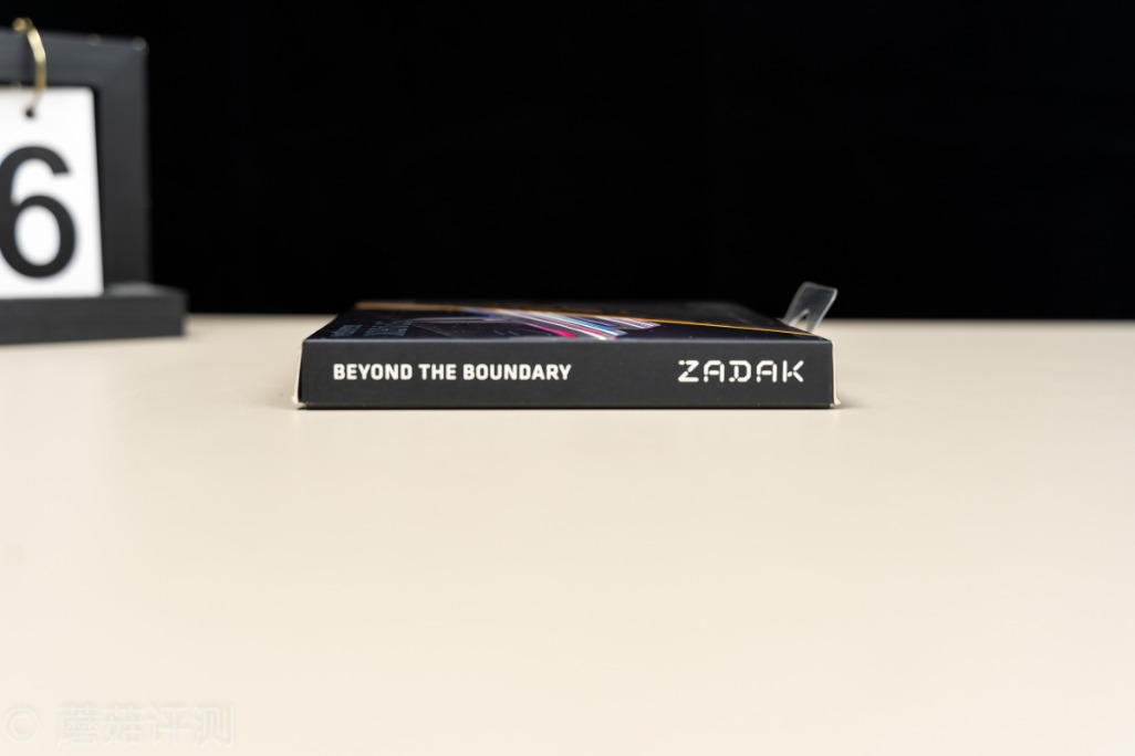 颜值和性能都很能打、扎达克SPARK台式机内存条评测