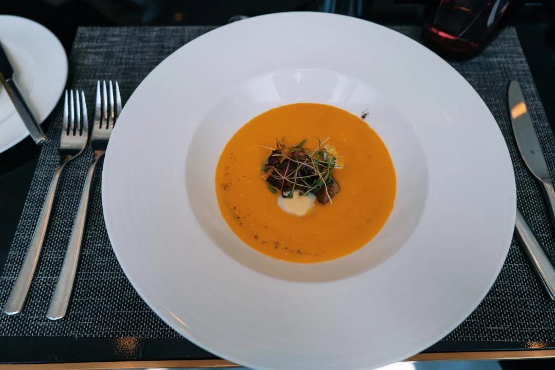 把繁华踩在脚下,将吃喝囊括周边。去长沙要住地标里