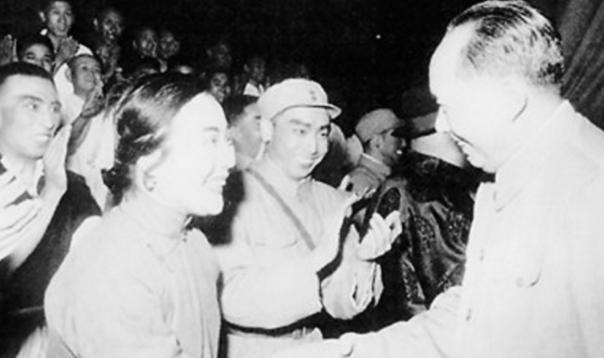 1988年，人大会议上*小平邓**正要抽烟，收到陌生纸条：请你不要吸烟