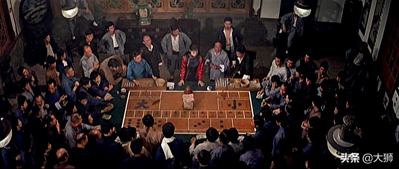 旧天津卫的赌徒有狠招，敢押身上一样物品，便可月月有钱拿