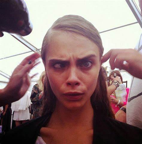 甜!英国贵族超模爱上美国女演员,机场热吻,狂撒狗粮