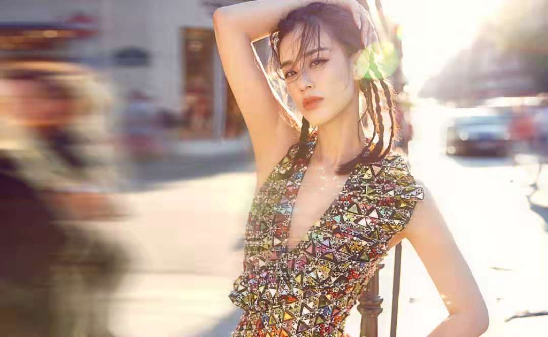 36岁黄圣依惊艳出场,黄圣依深v吊带裙