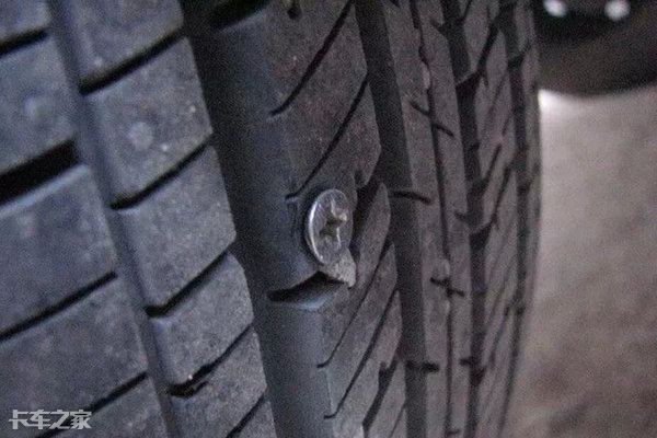 防爆胎高速爆胎后正确处理方法,防爆胎夏天跑高速如何防止爆胎