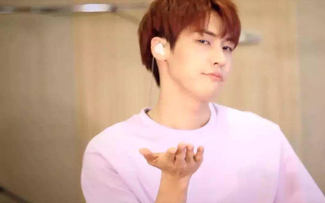 深夜遭醉酒大叔跟踪!男爱豆直播打电话保护女粉丝,网友:太暖!