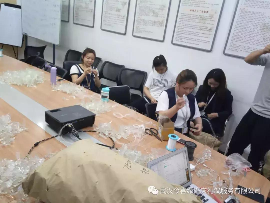 法式白绿色草坪婚礼布置,白绿色系婚礼调色教程