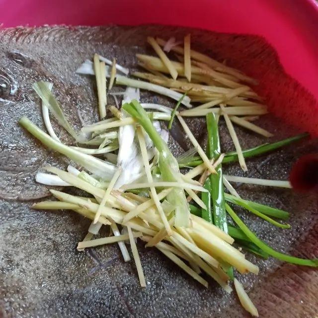 清蒸多宝鱼怎么鲜嫩好吃,清蒸多宝鱼的做法最正宗