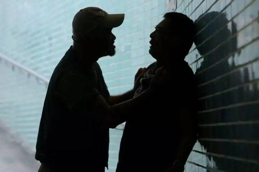 恐吓催收法律第几条违法,恐吓追债报警还是起诉