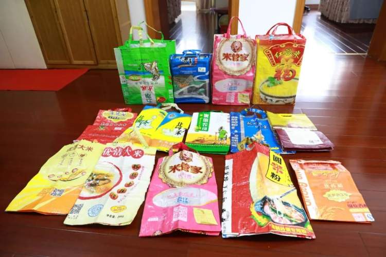 嘉定78岁爷叔巧手缝纫，旧米袋变身环保袋