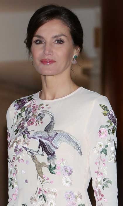 被称为“最励志灰姑娘”的王后,佩戴平价饰品,引领时尚的热潮