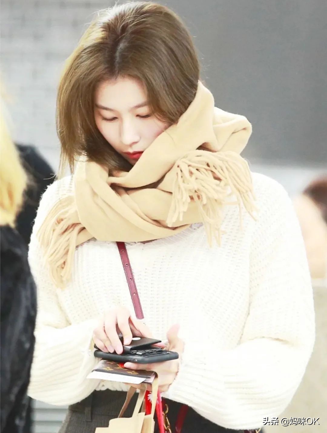 几种很火的围巾的新系法,比较短的围巾系大法