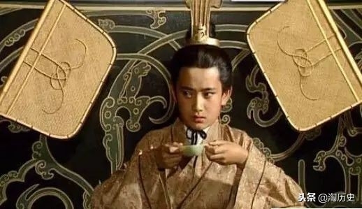 皇帝派兵削藩，此人见寡不敌众，脱掉衣服号啕大哭，竟反败为胜