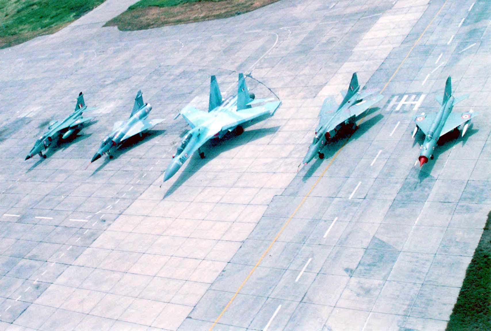 记忆中国空军,记忆中飞得很低的飞机