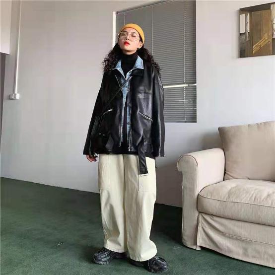 有一种“男人味儿”叫周笔畅,黑皮衣配“老头裤”,好像胡同大哥