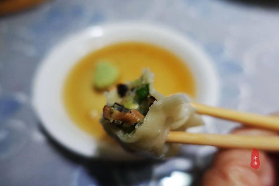 吃饺子不放肉,全家人还都吃得有滋有味的,孙女吃得最开心