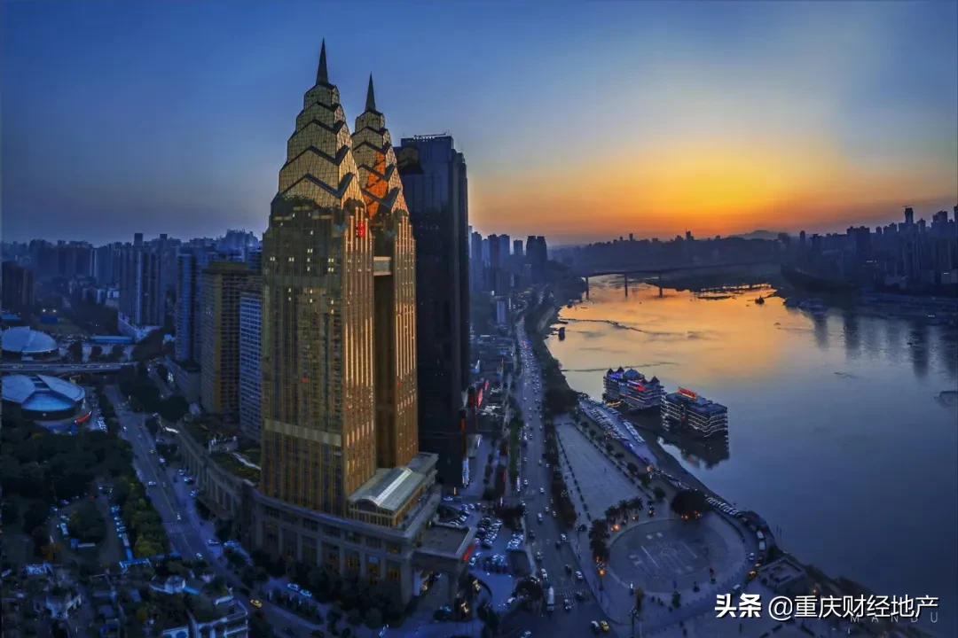 解放碑和两江四岸哪个好,重庆解放碑深度解析