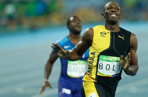 博尔特现在在踢足球还是打篮球,博尔特为什么巅峰期退役