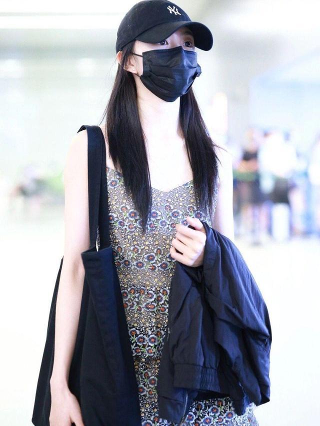 刘浩存同款格子裙 (刘浩存黑色西装灰色百褶裙)