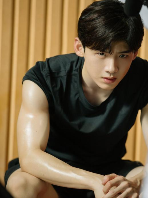 吴磊长大帅气的照片,吴磊长大了阳光帅气男子气概十足