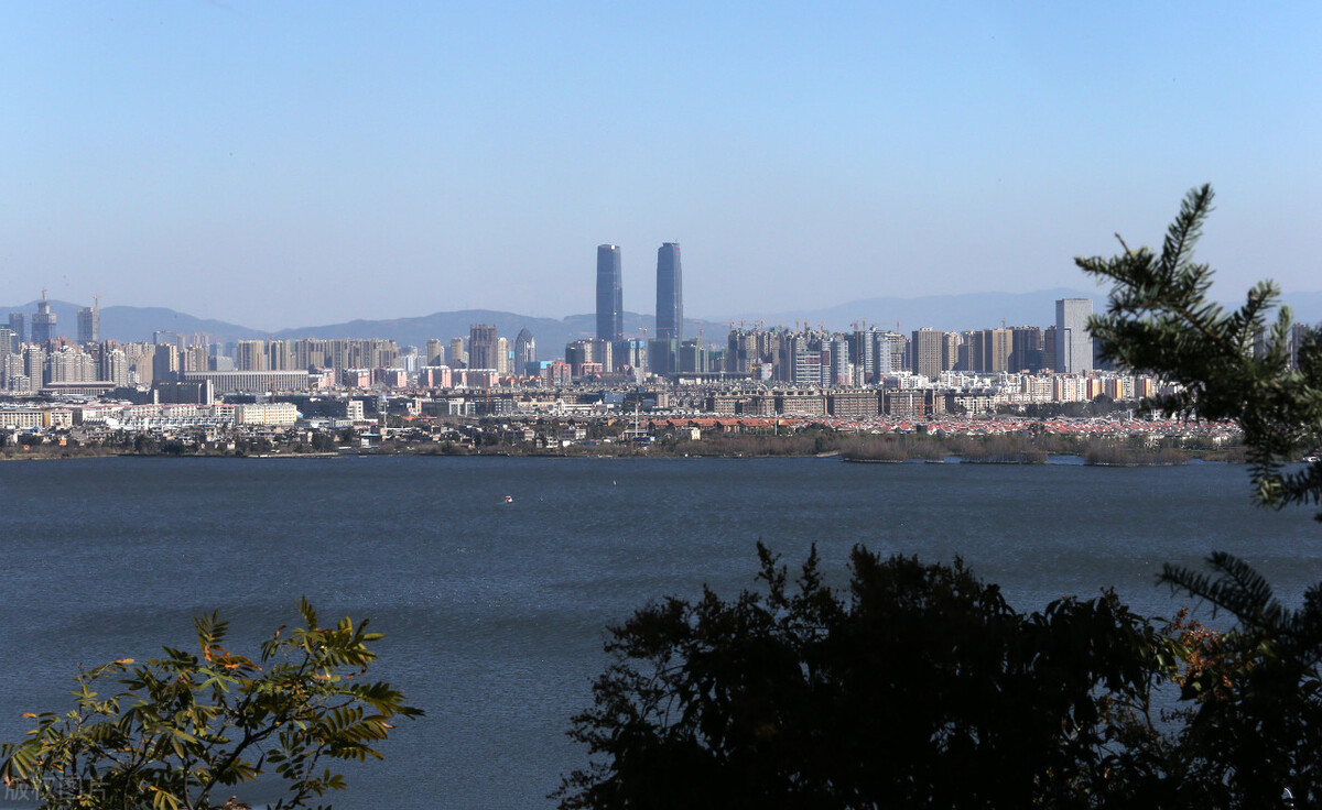 昆明和哈尔滨哪个城市旅游好,昆明和哈尔滨中间的城市