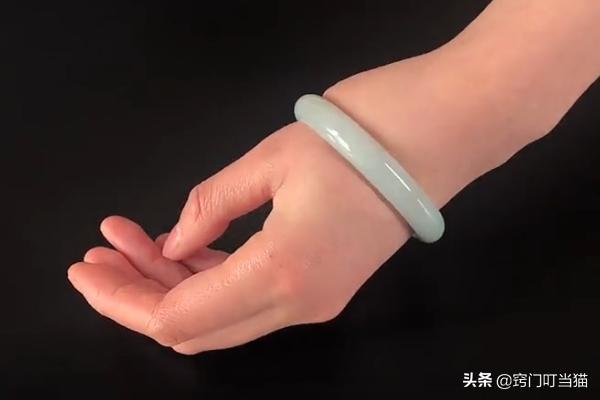 玉手镯取下来戴不上怎么戴上去,玉手镯拿不下来的小妙招自己取