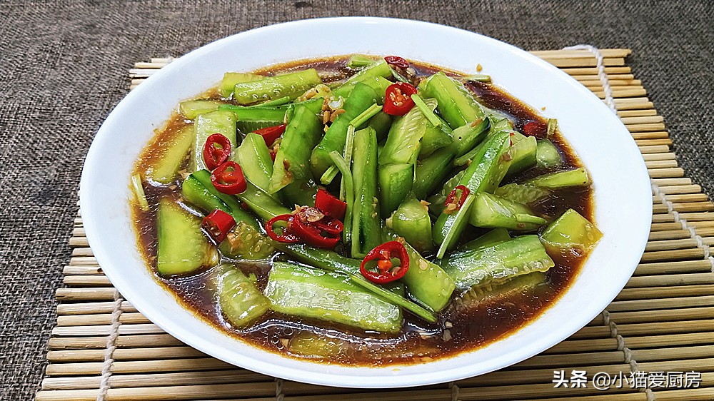 10分钟快速腌黄瓜条,酱黄瓜条怎么腌又脆又好吃