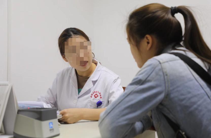 那个流产了7次的女孩又来了,主任看了眉头一皱,让去皮肤科