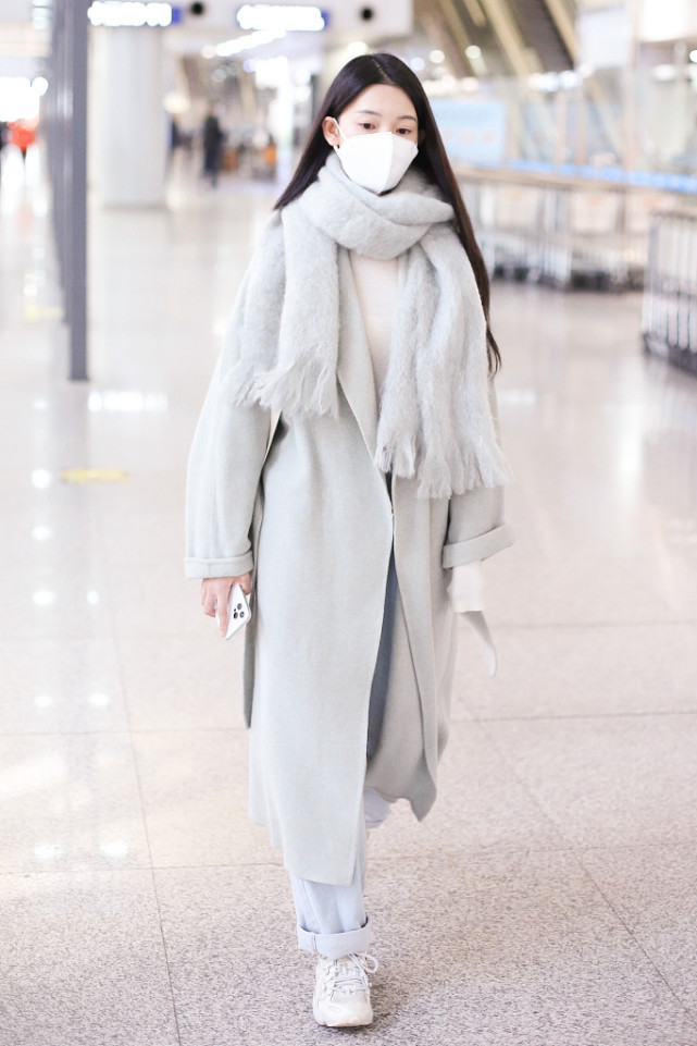 陈瑶长发披肩图片,陈瑶酷黑吊带长裙造型