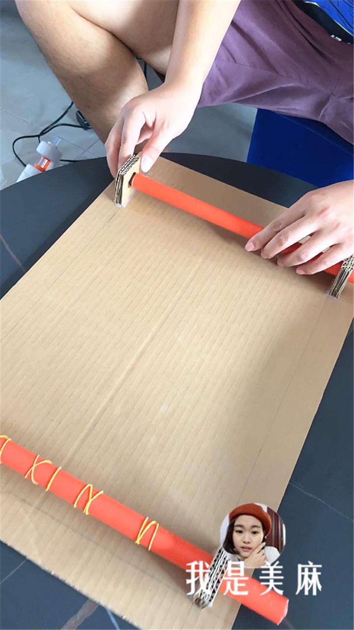 爸爸用卡车装玩具,爸爸给儿子做赛车玩具