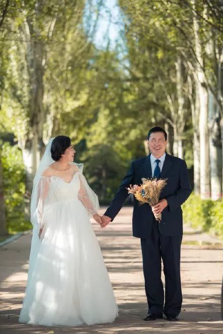 父母秀恩爱对子女的好处,父母特别秀恩爱的方式