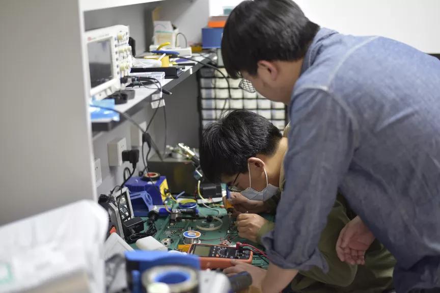 休学创业北大,留美博士放弃百万年薪回国创业