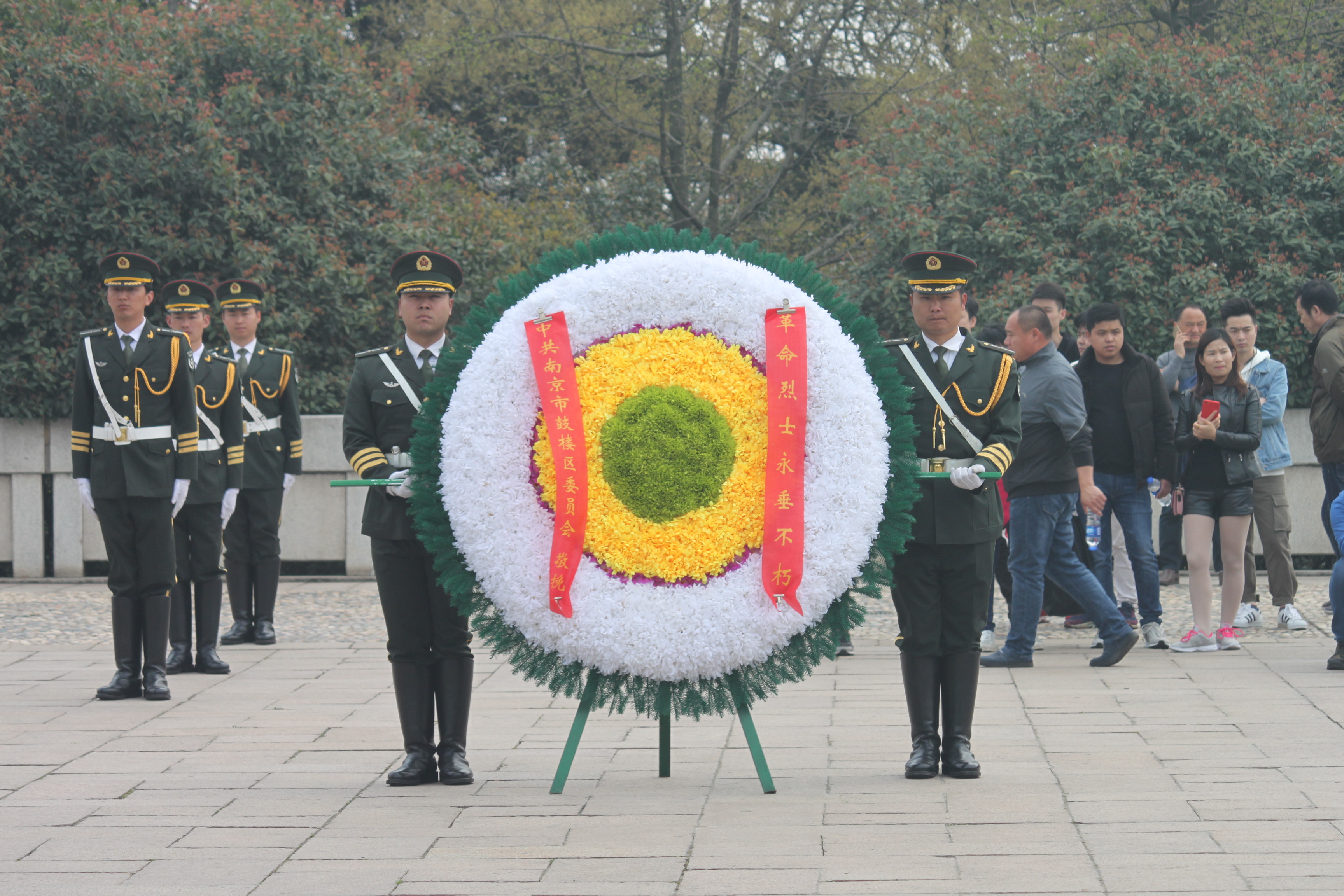 雨花台烈士陵园24只花圈意义,雨花台烈士纪念碑凭吊仪式