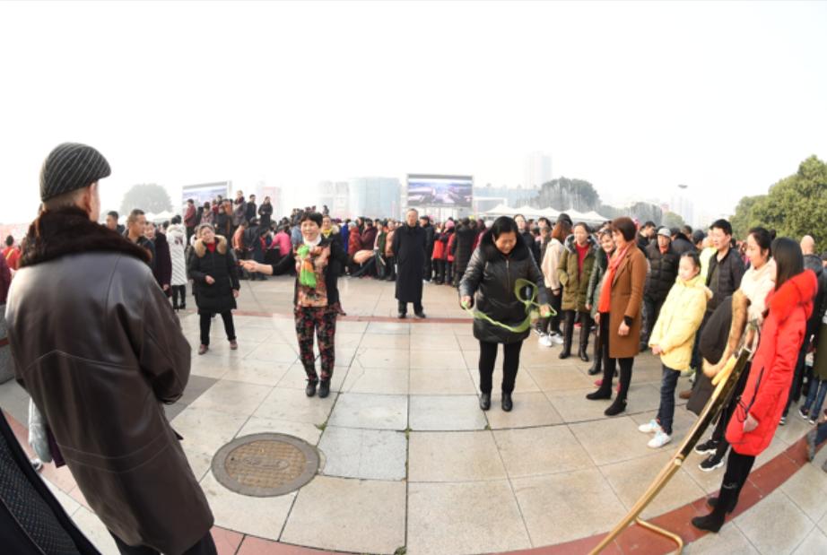 广元市老城小西街嘉陵广场,看看广场有多热闹