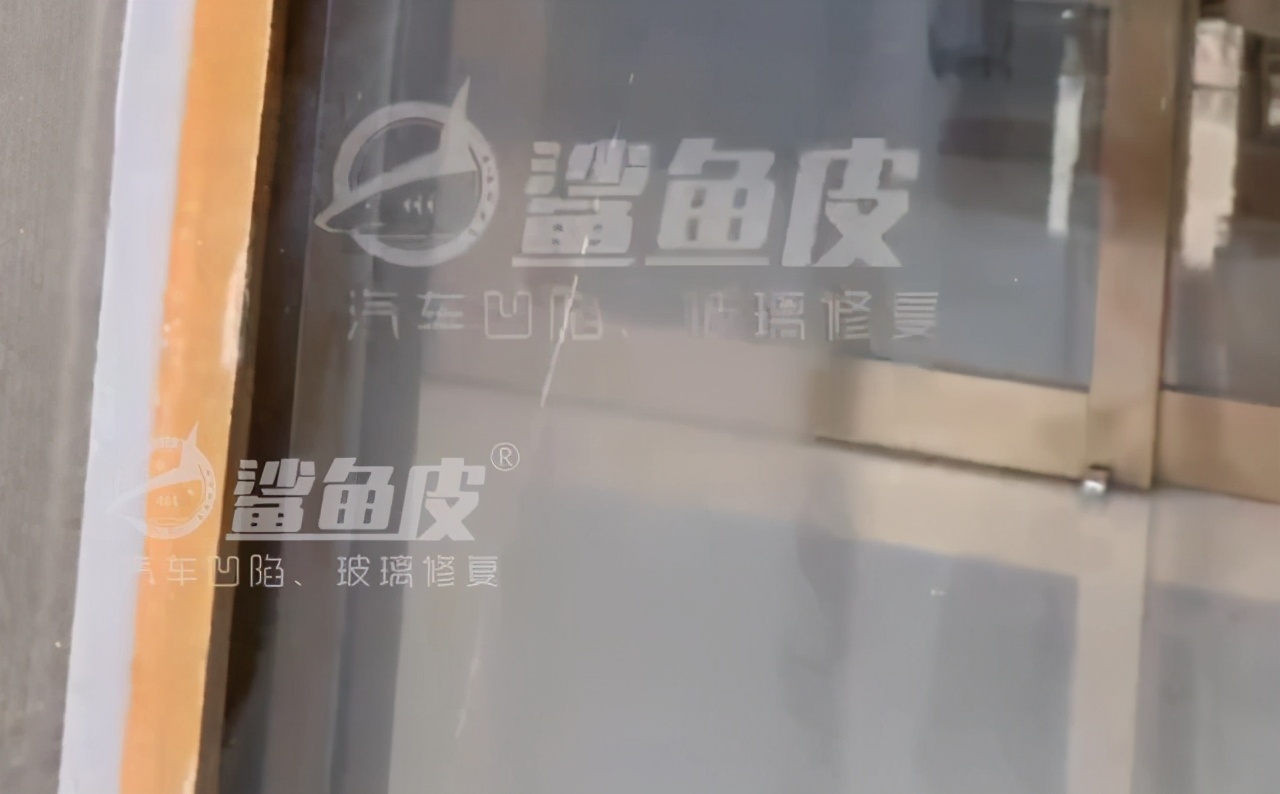 玻璃电焊弄划伤了怎么修复,窗户玻璃被电焊烫伤如何处理