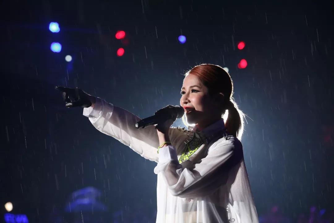 萧亚轩和她现在的男朋友差几岁,萧亚轩为什么爱上25岁小男友