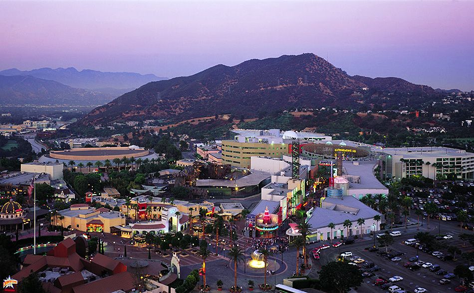 为浸入而生，是什么赋予主题乐园商业街区的造梦延续