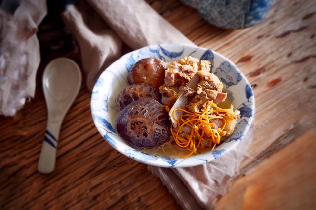 熬猪骨汤用哪些中药,猪大骨熬的白汤有什么