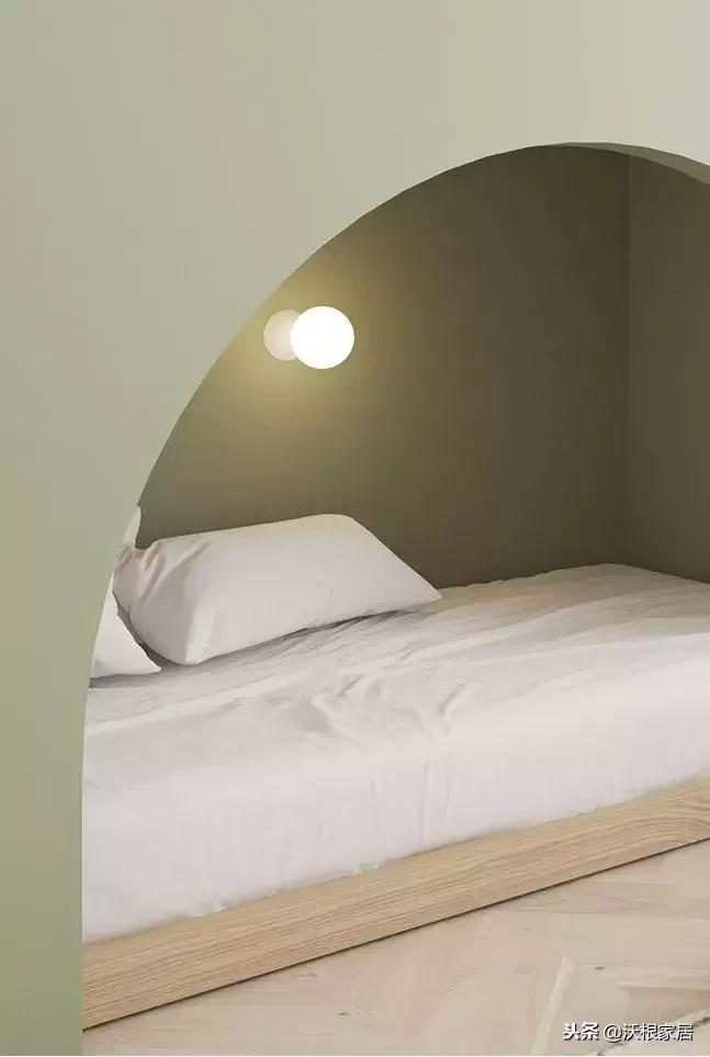 主卧依旧延续极简的设计风格,13平主卧设计高级感