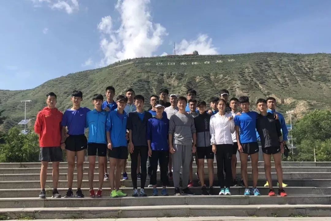 20岁小将王东辉半程“飚出”65分50秒，恩师郑凯谈中长跑基础训练